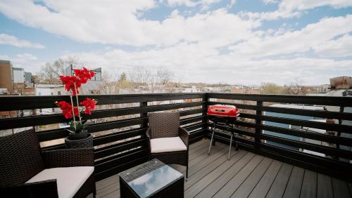 Stylish 4BR 4BA Rooftop Deck & Private Parking! Stylish 4BR 4BA Rooftop Deck & Private Parking!