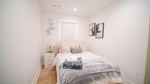 Stylish 4BR 4BA Rooftop Deck & Private Parking! Stylish 4BR 4BA Rooftop Deck & Private Parking!