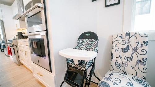 Stylish 4BR 4BA Rooftop Deck & Private Parking! Stylish 4BR 4BA Rooftop Deck & Private Parking!