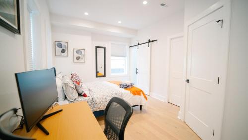 Stylish 4BR 4BA Rooftop Deck & Private Parking! Stylish 4BR 4BA Rooftop Deck & Private Parking!