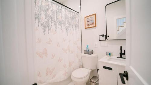 Stylish 4BR 4BA Rooftop Deck & Private Parking! Stylish 4BR 4BA Rooftop Deck & Private Parking!