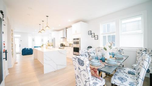 Stylish 4BR 4BA Rooftop Deck & Private Parking! Stylish 4BR 4BA Rooftop Deck & Private Parking!