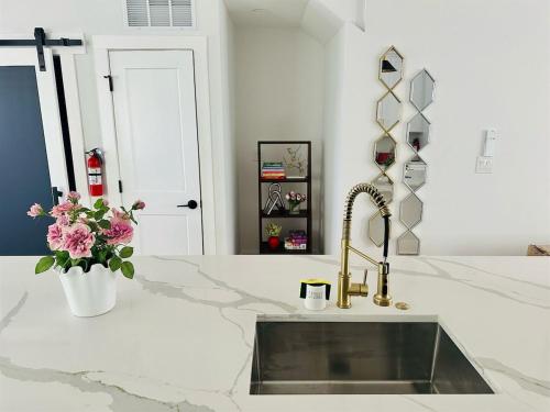 Stylish 4BR 4BA Rooftop Deck & Private Parking! Stylish 4BR 4BA Rooftop Deck & Private Parking!