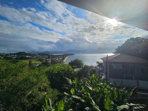 Sossego, Linda vista, praia 400mts e home-office in Ribeirao da Ilha
