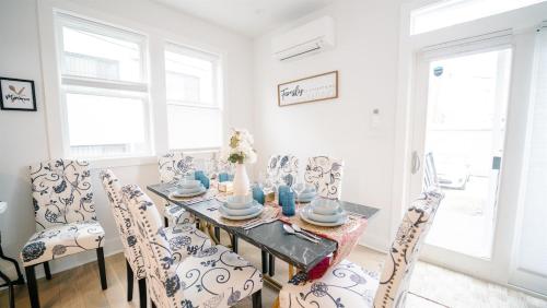 Stylish 4BR 4BA Rooftop Deck & Private Parking! Stylish 4BR 4BA Rooftop Deck & Private Parking!