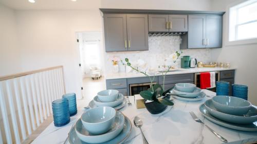 Stylish 4BR 4BA Rooftop Deck & Private Parking! Stylish 4BR 4BA Rooftop Deck & Private Parking!