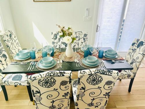 Stylish 4BR 4BA Rooftop Deck & Private Parking! Stylish 4BR 4BA Rooftop Deck & Private Parking!