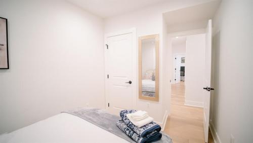 Stylish 4BR 4BA Rooftop Deck & Private Parking! Stylish 4BR 4BA Rooftop Deck & Private Parking!