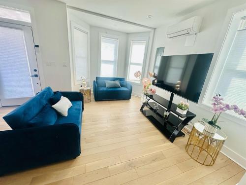 Stylish 4BR 4BA Rooftop Deck & Private Parking! Stylish 4BR 4BA Rooftop Deck & Private Parking!