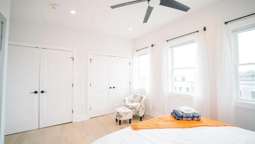 Stylish 4BR 4BA Rooftop Deck & Private Parking! Stylish 4BR 4BA Rooftop Deck & Private Parking!