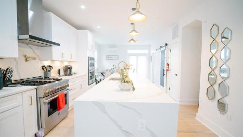 Stylish 4BR 4BA Rooftop Deck & Private Parking! Stylish 4BR 4BA Rooftop Deck & Private Parking!