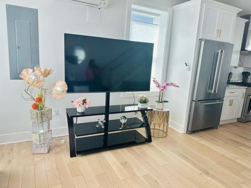 Stylish 4BR 4BA Rooftop Deck & Private Parking! Stylish 4BR 4BA Rooftop Deck & Private Parking!