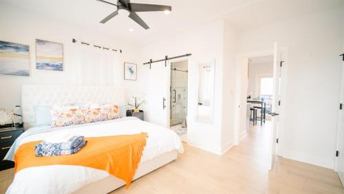 Stylish 4BR 4BA Rooftop Deck & Private Parking! Stylish 4BR 4BA Rooftop Deck & Private Parking!