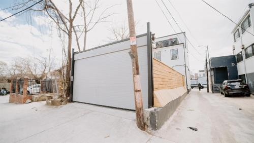 Stylish 4BR 4BA Rooftop Deck & Private Parking! Stylish 4BR 4BA Rooftop Deck & Private Parking!