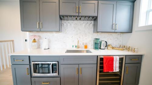 Stylish 4BR 4BA Rooftop Deck & Private Parking! Stylish 4BR 4BA Rooftop Deck & Private Parking!