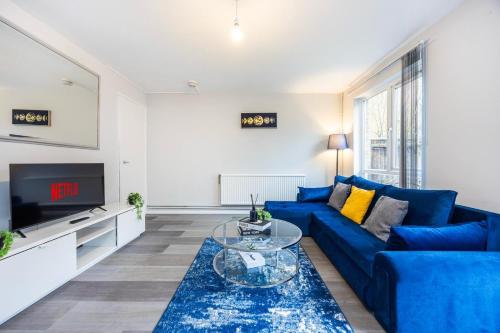 Spacious Four Bedroom Battersea House Contractors Families, Londyn