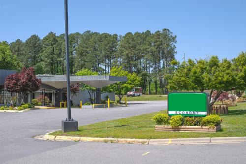 Masters Inn Selma Smithfield I-95 By OYO in Selma, USA