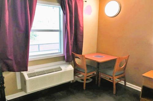 Budgetel Inn & Suites - image 10