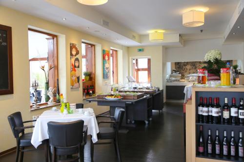Food and beverages, HOTEL PARQEO im A66 in Gelnhausen