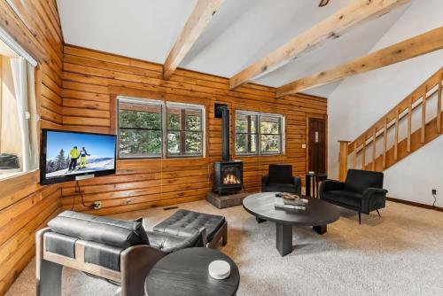 Mountain Escape with Hot Tub and Lounge Area – khách sạn tại Sông Blue