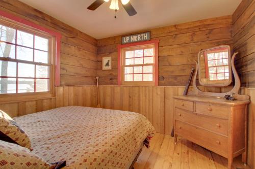 Serene Lakefront Cabin Private Boat Dock Balcony - image 11