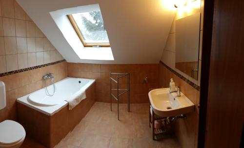 ห้องน้ำ, Madarász Vendégház (Madarasz Vendeghaz) in นยูล