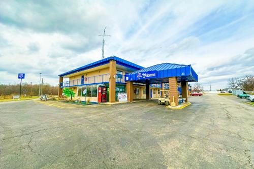 Happy Stay Inn Madisonville I-69 By OYO in Madisonville, USA