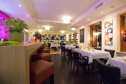 Restaurant, HOTEL PARQEO im A66 in Gelnhausen
