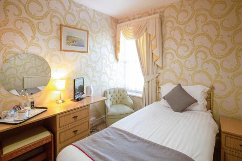 OYO Lamphey Hall Hotel - image 3