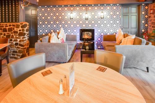 OYO Lamphey Hall Hotel - image 2