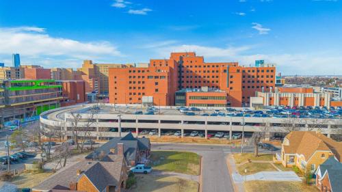 New 4 Br, Okc, Walk 2 Ou Med, Sleeps 8, 4 King Bed near Harn Homestead