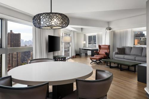 Deluxe Two-Bedroom King Suite with Queen Bed and Skyline View image 5