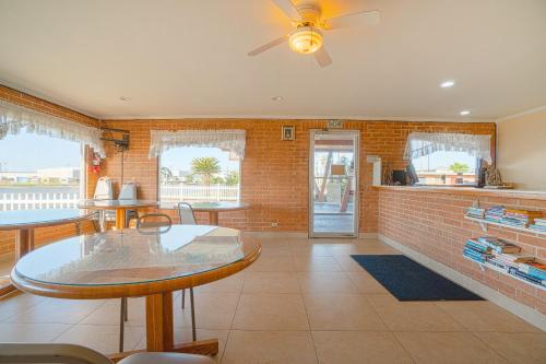 ล็อบบี้, Vali Ho Motel By OYO Weslaco Mercedes in เวสเลโก (TX)