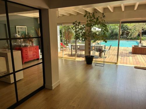 Family home in Bordeaux with large pool