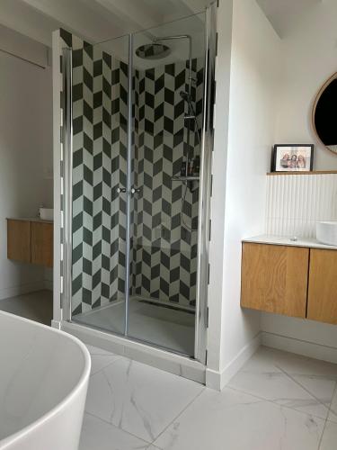 Family home in Bordeaux with large pool