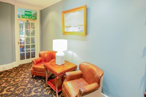 OYO Lamphey Hall Hotel - image 13