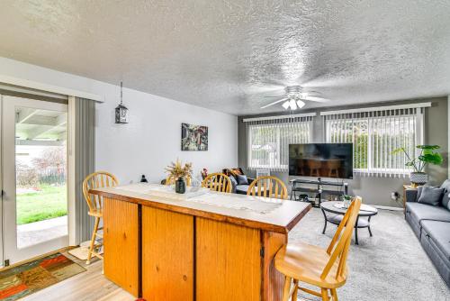 Walk to Park and Cowlitz River Home with Large Yard!