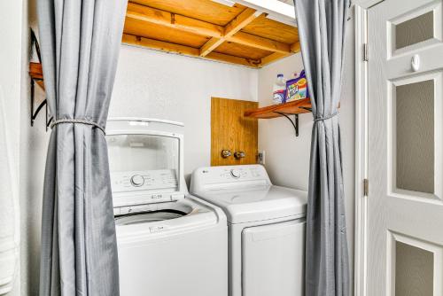 Walk to Park and Cowlitz River Home with Large Yard!