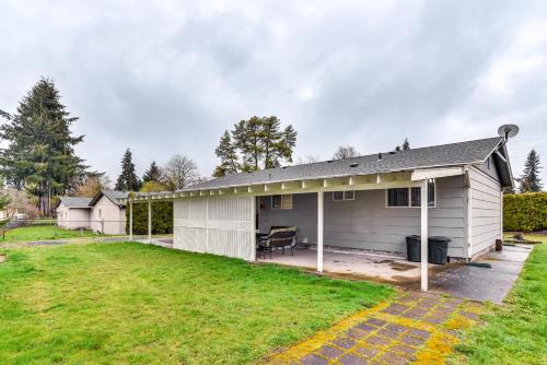 Walk to Park and Cowlitz River Home with Large Yard!