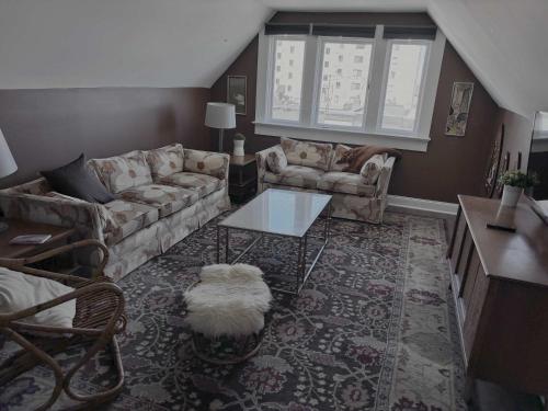 The Peak Mt Washington - Large 2bd Apt w A View in Pittsburgh, USA
