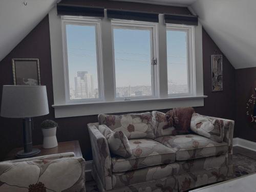 The Peak Mt Washington - Large 2bd Apt w A View in Pittsburgh, USA