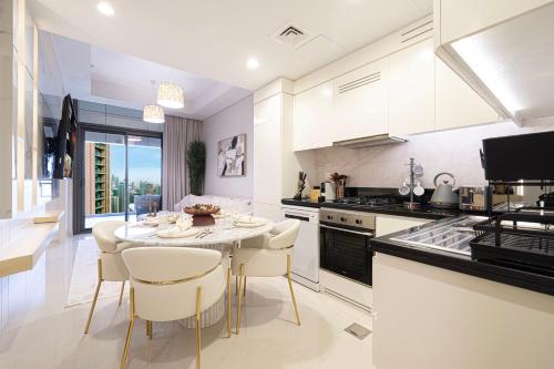 UrbanHomes - Luxury and Cozy 3BDR Apartment in Business Bay Canal View, Dubaj