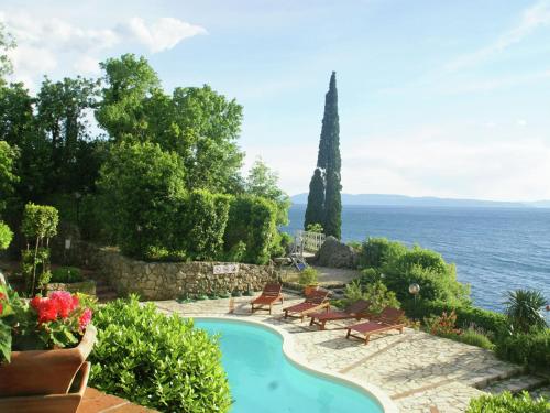 Delightful Apartment with Private Beach in Kraljevica