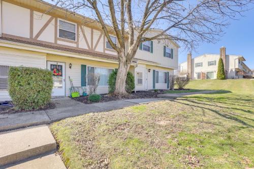 2 Mi to Bow Wow Beach Townhome with Pool Access!