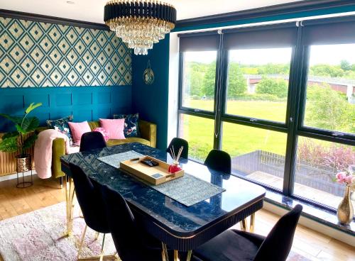 Private Bedroom & Bathroom with Amazing View in Quirky Townhouse near Celtic Park