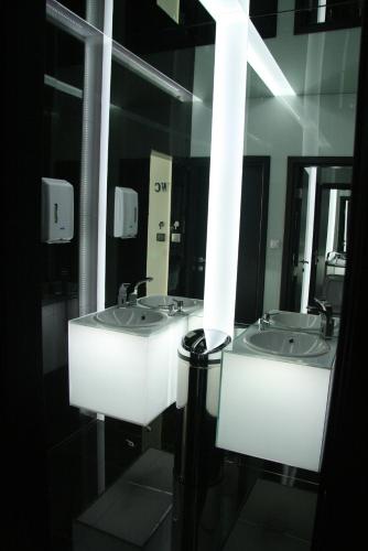Hotel Fashion - Free Parking - image 2