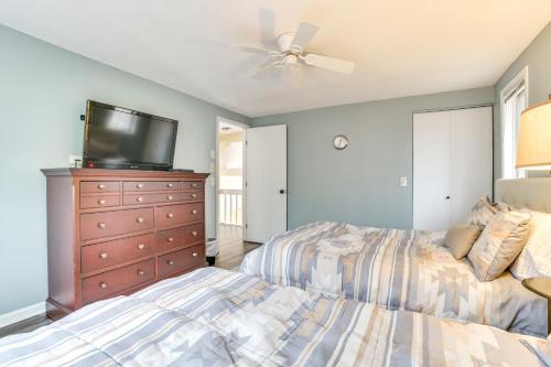 4 Mi to Lake Bellaire Home with Deck and Pool Access!