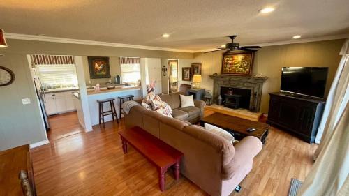 Blueberry Bliss Family Retreat on Beaver Lake