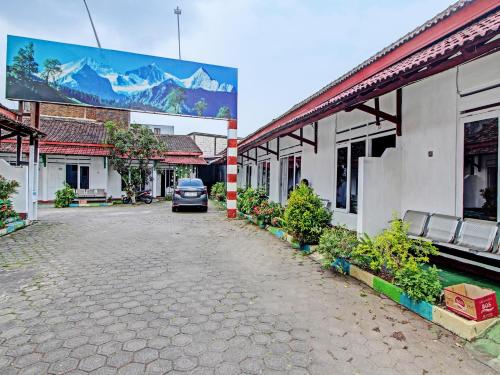 Entrance, Hotel O 4 Saudara Hotel in Ambarawa