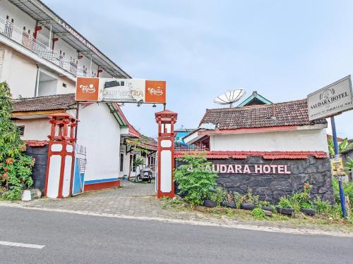Entrance, Hotel O 4 Saudara Hotel in Ambarawa